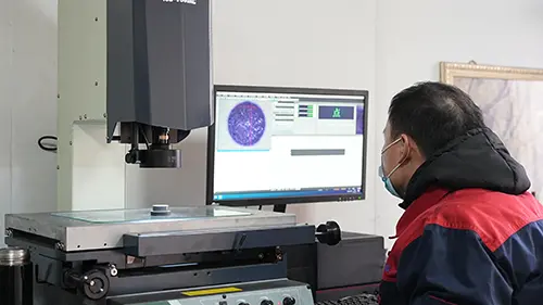 تیز نظر اور درست رہنمائی کے ساتھ، ہم مضبوطی سے سانچوں کے لیے معیاری دفاعی لائن قائم کرتے ہیں۔